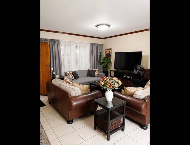 2 BEDROOM TOWNHOUSE FOR SALE IN PELLISSIER